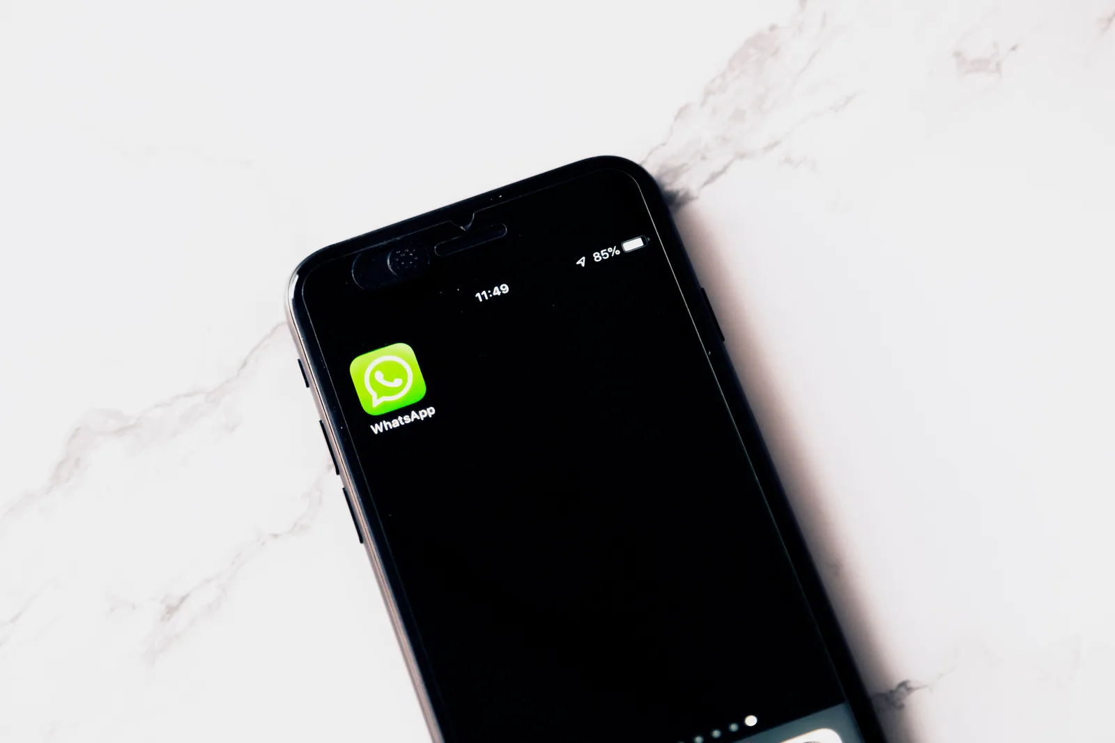 iPhone nuevo junto a un móvil Android durante el proceso de traslado de datos