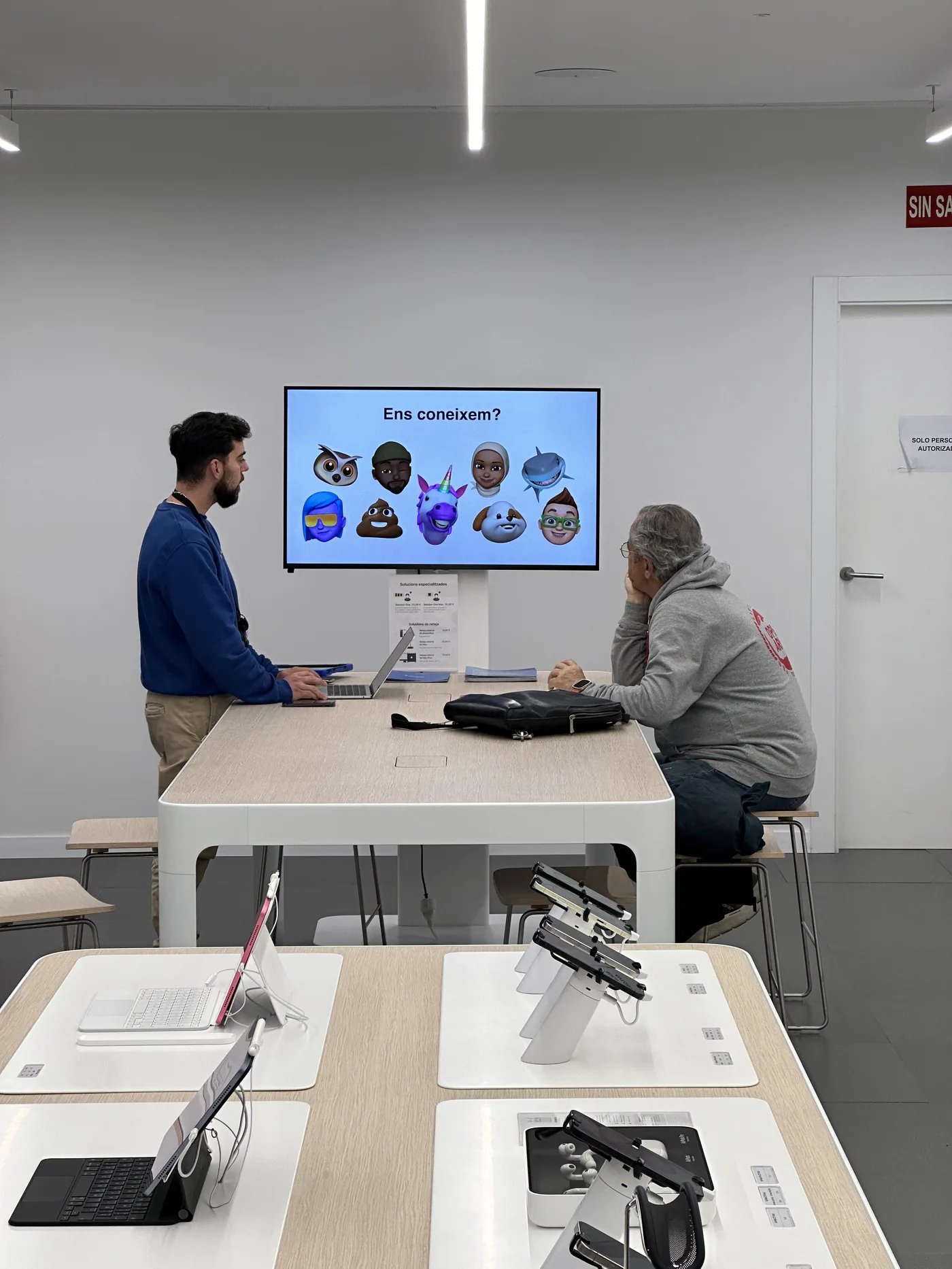 Oriol Fernández dando una clase particular de iPhone a un cliente en la tienda Apple de Barcelona