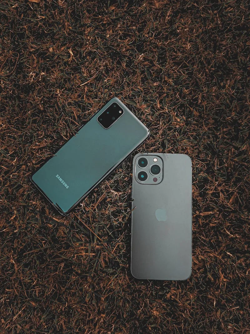 Smartphone Samsung Galaxy junto a iPhone
